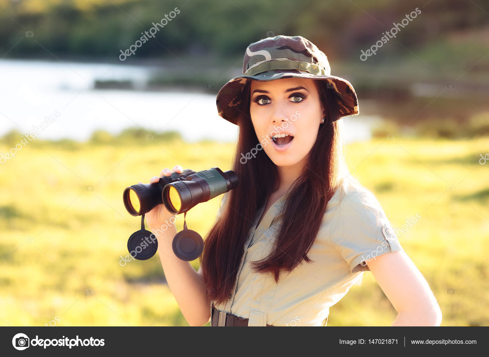 Surprised Explorer Girl with Camouflage Hat and Binoculars — Stock