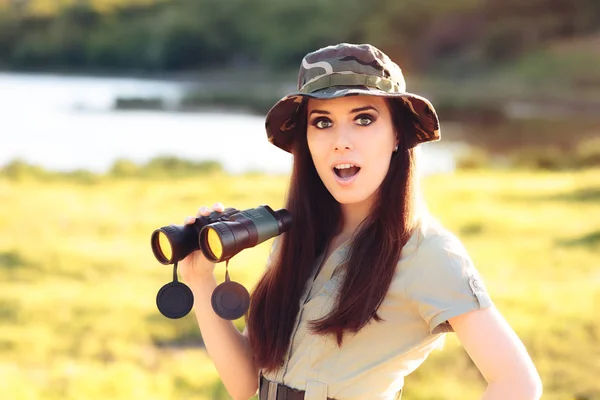 Förvånad utforskare flicka med kamouflage hatt och kikare — Stockfoto