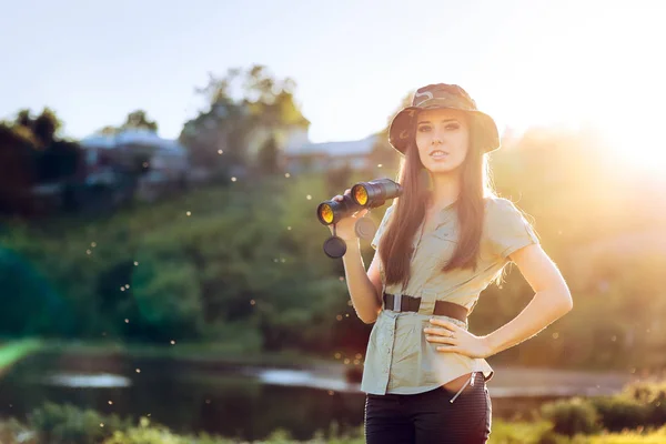 Explorer meisje met hoed Camouflage en verrekijkers — Stockfoto