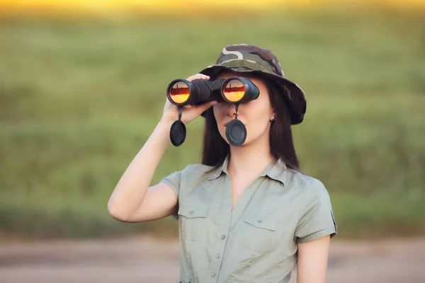 Explorer Ragazza con cappello mimetico e binocolo — Foto Stock