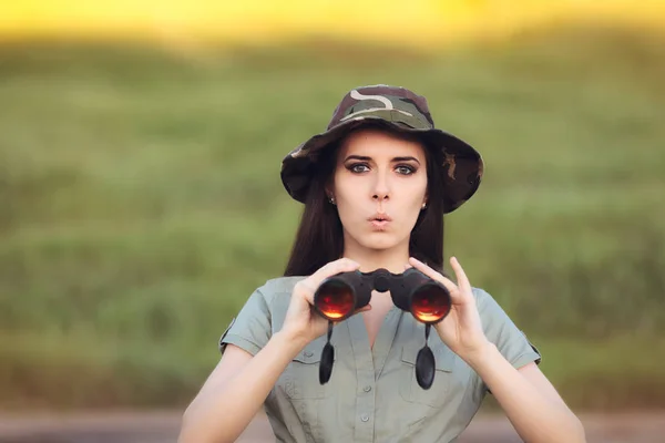 Здивований Explorer дівчина з камуфляж капелюх і бінокль — стокове фото