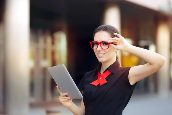 Улыбающаяся деловая женщина с планшетными ПК и очками Red Frame — стоковое фото