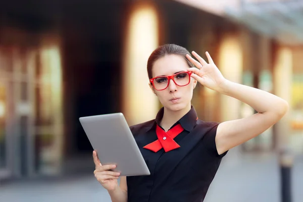 Nespokojenost podnikatelka s Pc Tablet a červené brýle — Stock fotografie