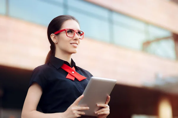 Femme d'affaires souriante avec tablette PC et lunettes à monture rouge — Photo