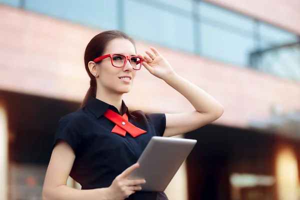 Glimlachende zakenvrouw met Tablet Pc en rode Frame glazen — Stockfoto