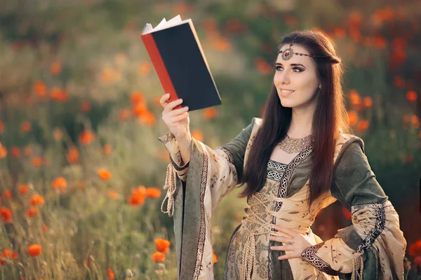 Lectura medieval de un libro en un campo mágico de amapolas —  Fotos de Stock