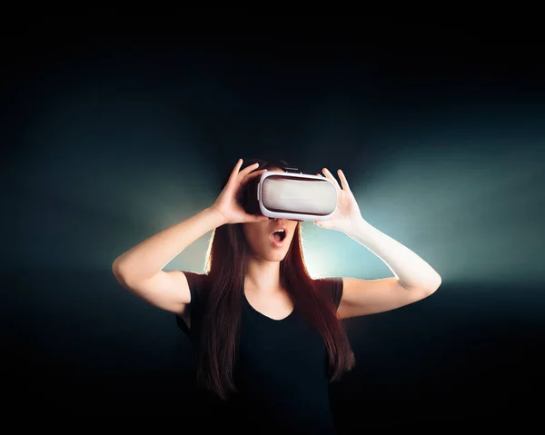 Donna con occhiali VR Auricolare Goditi l'esperienza della realtà virtuale — Foto Stock