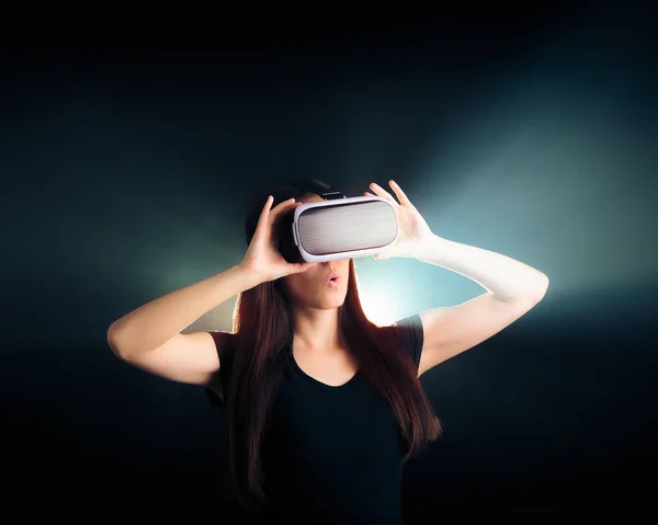 Donna con occhiali VR Auricolare Goditi l'esperienza della realtà virtuale — Foto Stock