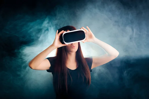 Donna con occhiali VR Auricolare Goditi l'esperienza della realtà virtuale — Foto Stock