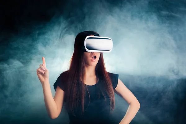 Donna con occhiali VR Auricolare Goditi l'esperienza della realtà virtuale — Foto Stock