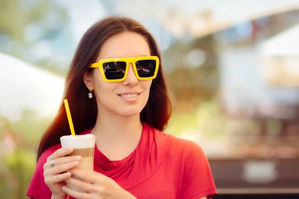 Mujer hermosa feliz con bebida de café de verano —  Fotos de Stock