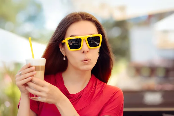 Ragazza divertente con occhiali da sole gialli e bevanda estiva — Foto Stock