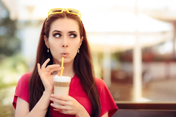 Chica sorprendida con bebida de café de verano — Foto de Stock