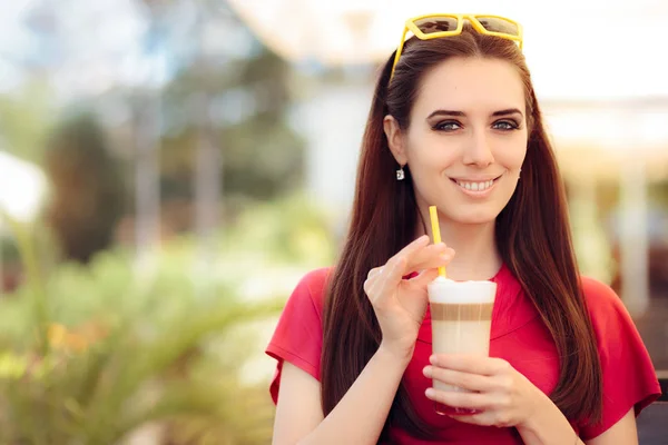 Mujer hermosa feliz con bebida de café de verano —  Fotos de Stock