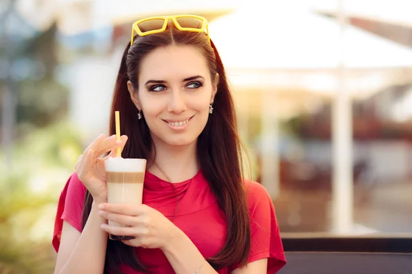 夏天的咖啡饮料幸福美丽女人 — 图库照片