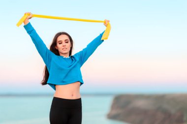 Yoga kauçuk lastik ile fitness kız eğitim