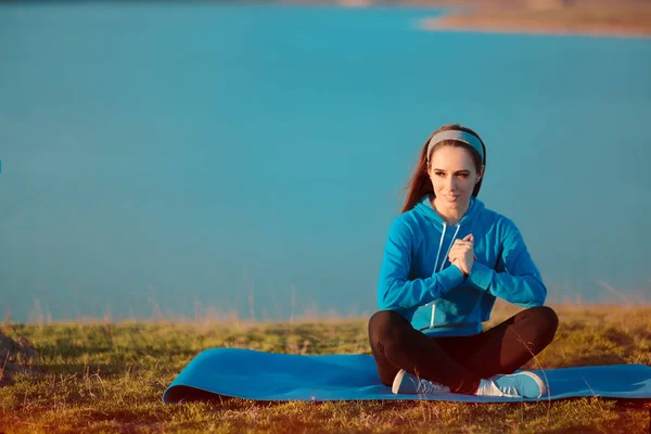 Mädchen entspannen sich auf Yogamatte in der Natur — Stockfoto