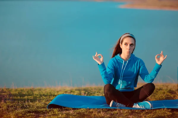 Komik kız doğada Yoga Mat üzerinde meditasyon — Stok fotoğraf