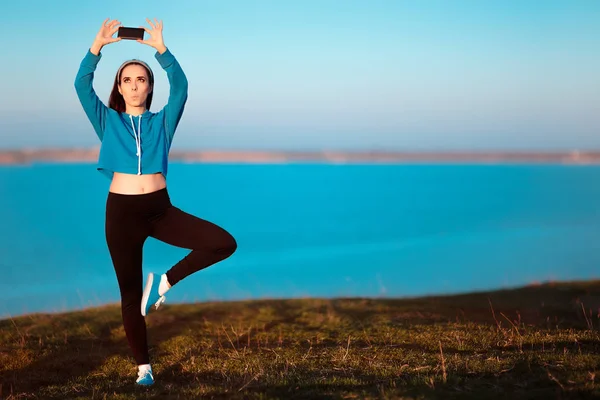 Kız bir Selfie dışında doğada geziye Yoga poz — Stok fotoğraf