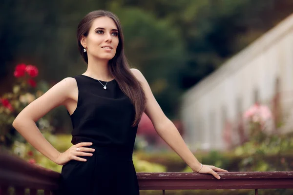 Elegante vrouw draagt zwarte jurk die permanent in een Patio — Stockfoto