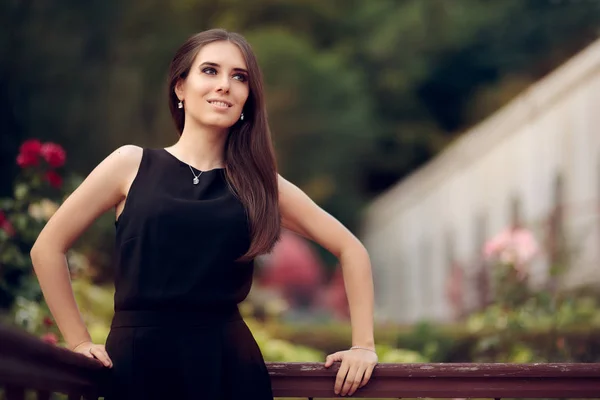 Elegante vrouw draagt zwarte jurk die permanent in een Patio — Stockfoto