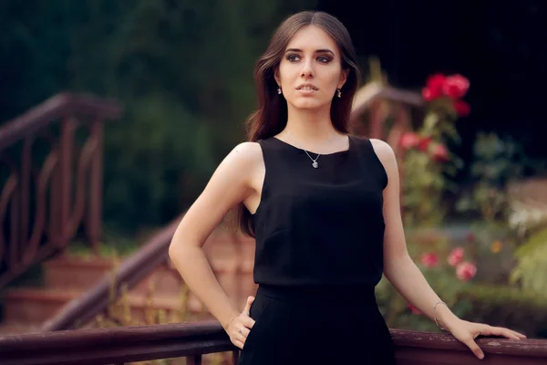 Elegantní žena nosí černé šaty, stojící na terase — Stock fotografie