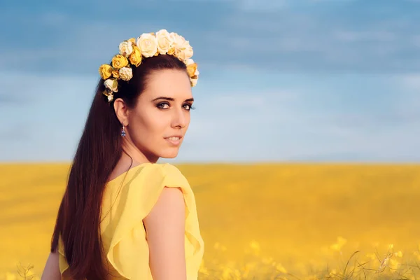 Mujer de verano con corona de rosas en un campo de flores — Foto de Stock