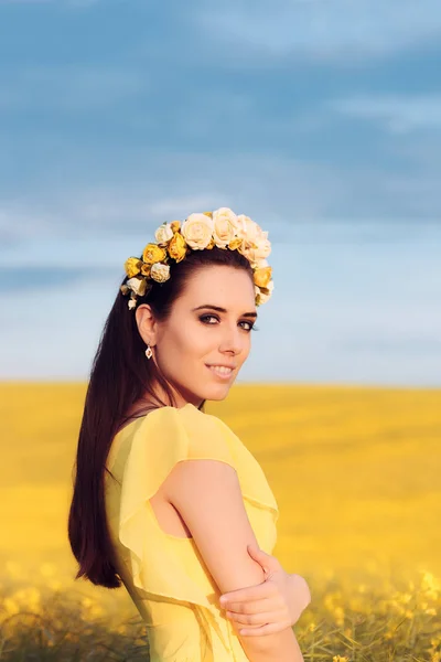 Mujer de verano con corona de rosas en un campo de flores —  Fotos de Stock