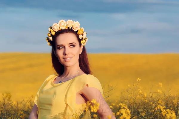 Mujer de verano con corona de rosas en un campo de flores —  Fotos de Stock