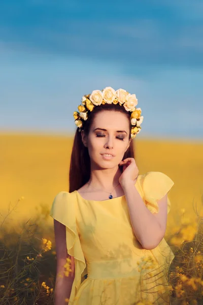 Mujer de verano con corona de rosas en un campo de flores —  Fotos de Stock