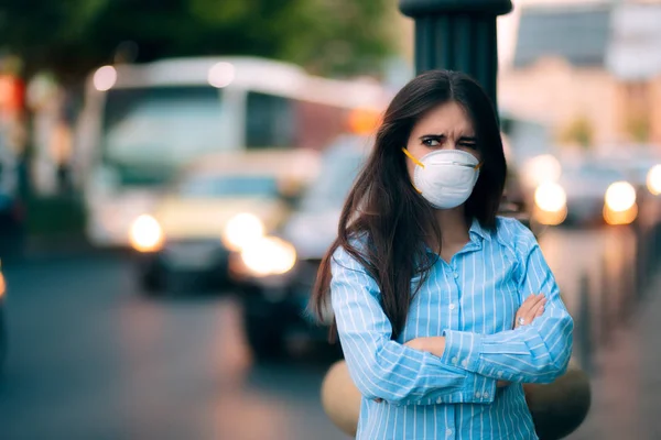 Donna con maschera respiratoria fuori nella città inquinata — Foto Stock