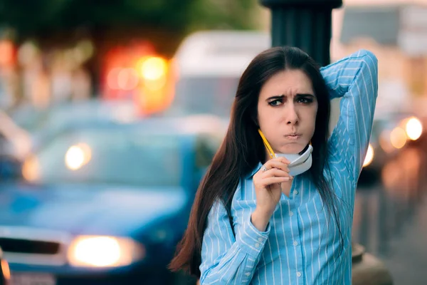 Mulher com máscara respiratória na cidade poluída — Fotografia de Stock