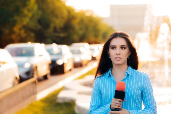 Journaliste féminine sur le terrain dans la circulation — Photo