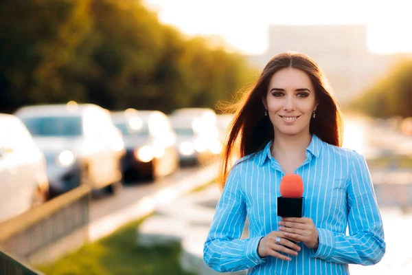 Journaliste féminine sur le terrain dans la circulation — Photo