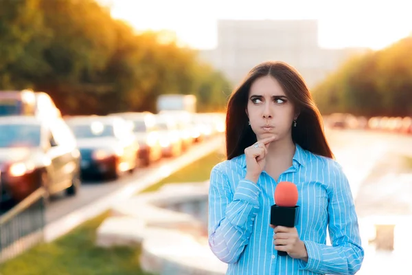 Zaskoczony kobieta Reporter na pole w ruchu — Zdjęcie stockowe