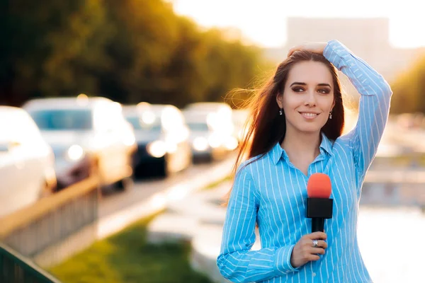 Journaliste féminine sur le terrain dans la circulation — Photo