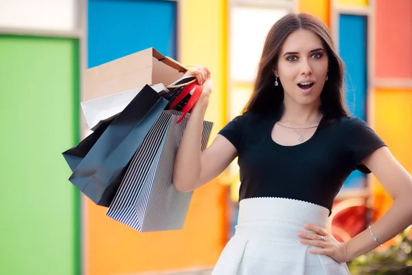 Förvånad tjej Shopping på stora sommar-REA — Stockfoto