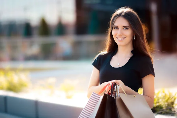 Gelukkige vrouw winkelen grote zomer uitverkoop — Stockfoto