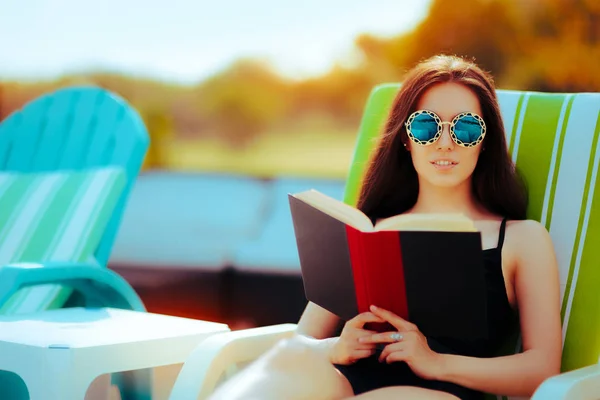 Καλοκαίρι κορίτσι ανάγνωση ενός βιβλίου στη πισίνα — Φωτογραφία Αρχείου