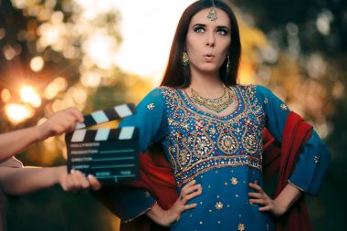 Sürpriz Bollywood oyuncusu bir Hint kıyafeti ve takı 