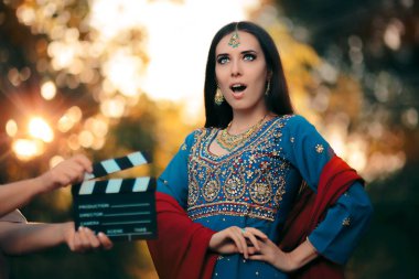 Sürpriz Bollywood oyuncusu bir Hint kıyafeti ve takı 