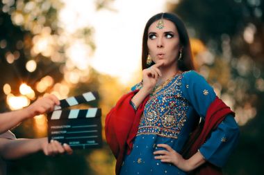 Sürpriz Bollywood oyuncusu bir Hint kıyafeti ve takı 