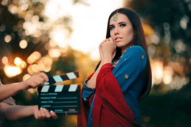 Bollywood oyuncusu ile altın takı bir Hint kıyafeti giymiş ayarla