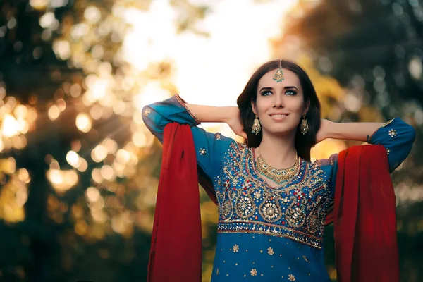 Moda mujer usando traje indio y conjunto de joyas —  Fotos de Stock