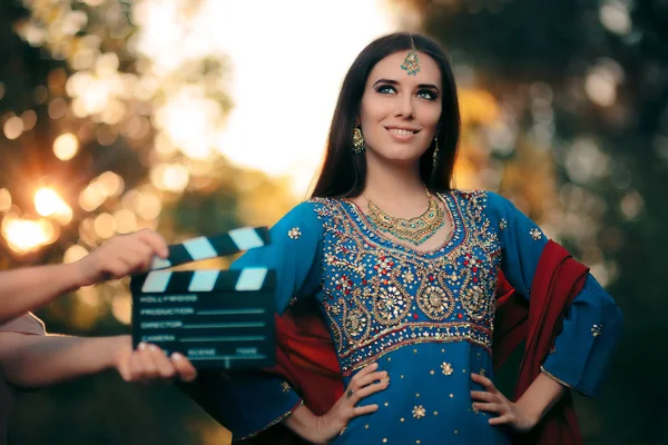Actrice de Bollywood portant une tenue indienne avec ensemble de bijoux en or — Photo
