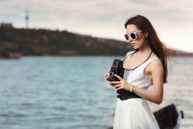 Retro Vintage fotoğraf makinesi bir plajda kadınla 