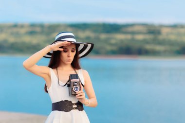 Retro kamera ve büyük hasır şapka ile yaz turist kız