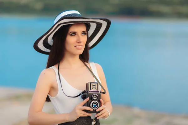 Chica turista de verano con cámara retro y sombrero de paja grande — Foto de Stock