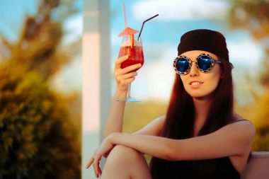 Bir kokteyl cam ve büyük boy moda güneş gözlüğü ile serin yaz kız