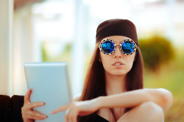 Літня жінка носити Бандана і сонцезахисні окуляри з планшетного ПК — стокове фото